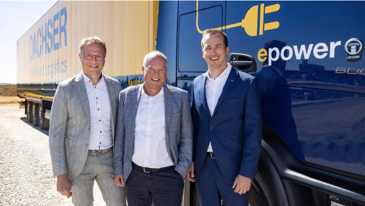 Florian Graber, Branch Manager, Food Logistics, DACHSER Allgäu logistics center; Thomas Henkel, former General Manager; Daan van der Meer, General Manager, DACHSER Allgäu logistics center