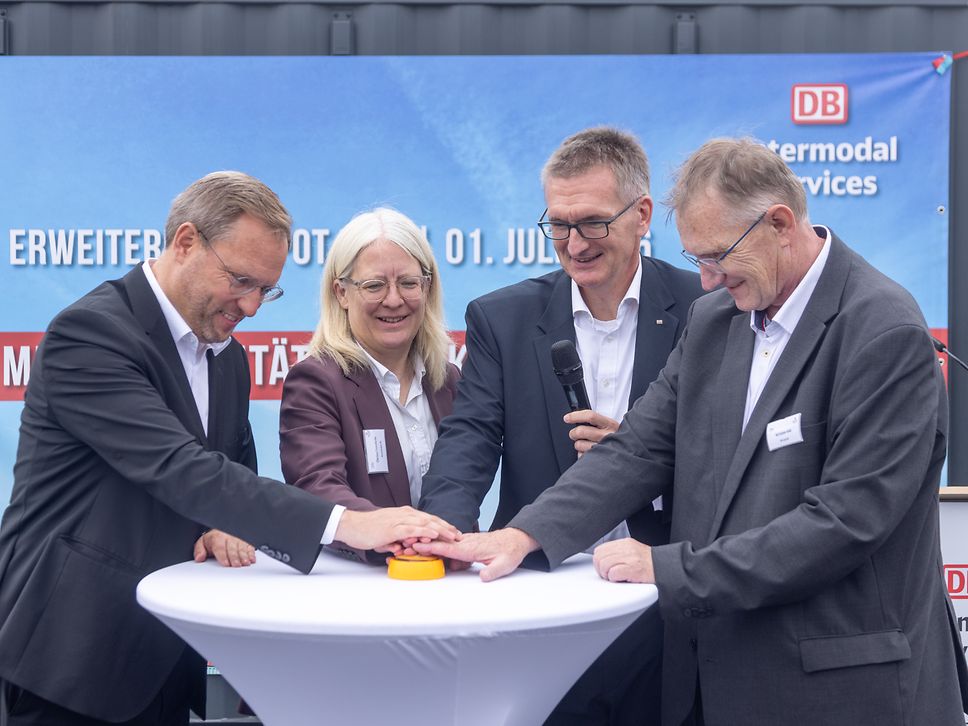 DB opens new container depot area in Ulm-Dornstadt From left to right: Martin Ansbacher, Mayor of the City of Ulm; Dr. Clarissa Freundorfer, Deutsche Bahn's Regional Representative for Baden-Württemberg; Michael Heinemann, Managing Director of DB Intermodal Services GmbH; and Ralf-Günter Kloß, Member of the Management Board for Combined Transport at DB Cargo AG.