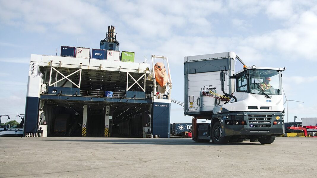 DFDS leases electric Ro-Ro tractors
