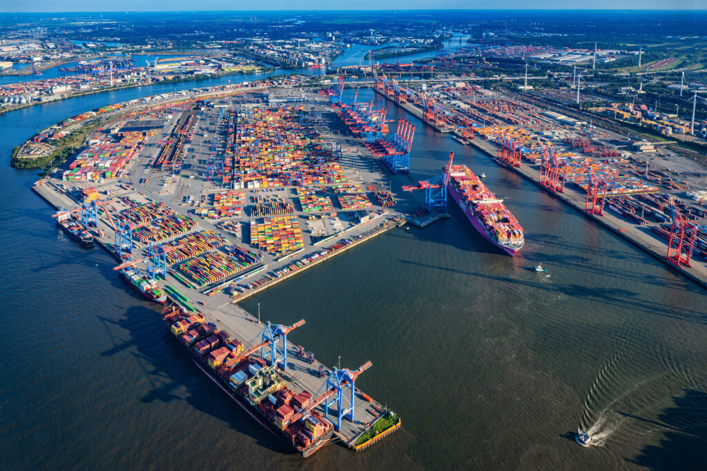 Hapag-Lloyd expands shore power use at Port of Hamburg HHLA / Martin Elsen Container handling at Container Terminal Burchardkai in Hamburg