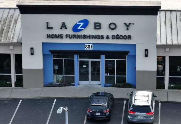 La-Z-Boy advances cost-cutting distribution revamp
