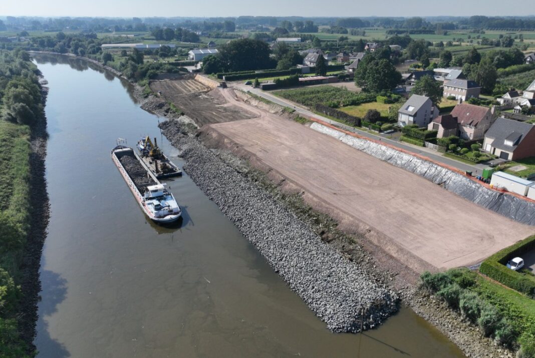 PHOTO OF THE DAY: Stabilizing riverbank along the Scheldt River PHOTO OF THE DAY: Stabilizing riverbank along the Scheldt River
