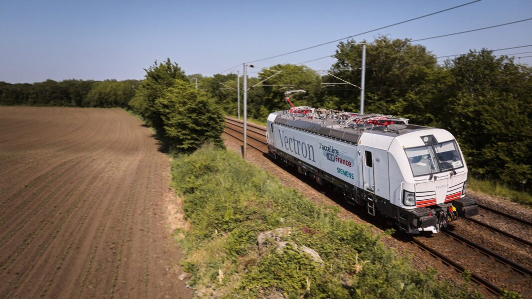 Siemens signs French maintenance deal for Vectron locomotives awaiting country approval Siemens signs French maintenance deal for Vectron locomotives awaiting country approval