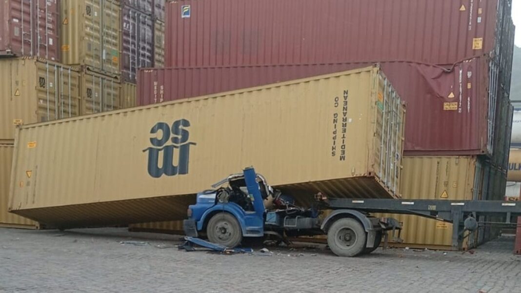 Wind speeds above 100 km/h knock down containers at the Port of Santos and paralyze operations Wind speeds above 100 km/h knock down containers at the Port of Santos and paralyze operations